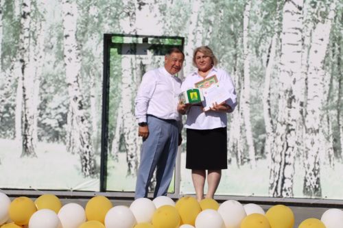 “Сабантуй” спорт-мәдәни комплексында Бөтенроссия конкурсларының муниципаль этабында җиңүче укытучы-тәрбиячеләр, район, республика фән олимпиадаларында катнашып күркәм уңышларга ирешкән укучылар һәм аларның әти-әниләре  хөрмәтләнде