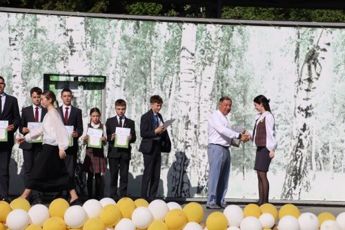 “Сабантуй” спорт-мәдәни комплексында Бөтенроссия конкурсларының муниципаль этабында җиңүче укытучы-тәрбиячеләр, район, республика фән олимпиадаларында катнашып күркәм уңышларга ирешкән укучылар һәм аларның әти-әниләре  хөрмәтләнде