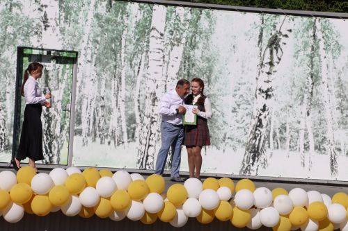 “Сабантуй” спорт-мәдәни комплексында Бөтенроссия конкурсларының муниципаль этабында җиңүче укытучы-тәрбиячеләр, район, республика фән олимпиадаларында катнашып күркәм уңышларга ирешкән укучылар һәм аларның әти-әниләре  хөрмәтләнде