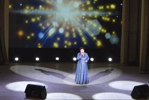 «Тулган ай» фольклор коллективы «Балкыш» социаль-тернәкләндерү үзәгендә ял итүчеләр өчен бай эчтәлекле концерт бүләк итте