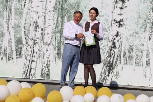 “Сабантуй” спорт-мәдәни комплексында Бөтенроссия конкурсларының муниципаль этабында җиңүче укытучы-тәрбиячеләр, район, республика фән олимпиадаларында катнашып күркәм уңышларга ирешкән укучылар һәм аларның әти-әниләре  хөрмәтләнде