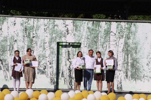 “Сабантуй” спорт-мәдәни комплексында Бөтенроссия конкурсларының муниципаль этабында җиңүче укытучы-тәрбиячеләр, район, республика фән олимпиадаларында катнашып күркәм уңышларга ирешкән укучылар һәм аларның әти-әниләре  хөрмәтләнде