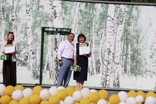 “Сабантуй” спорт-мәдәни комплексында Бөтенроссия конкурсларының муниципаль этабында җиңүче укытучы-тәрбиячеләр, район, республика фән олимпиадаларында катнашып күркәм уңышларга ирешкән укучылар һәм аларның әти-әниләре  хөрмәтләнде