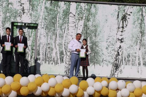 “Сабантуй” спорт-мәдәни комплексында Бөтенроссия конкурсларының муниципаль этабында җиңүче укытучы-тәрбиячеләр, район, республика фән олимпиадаларында катнашып күркәм уңышларга ирешкән укучылар һәм аларның әти-әниләре  хөрмәтләнде