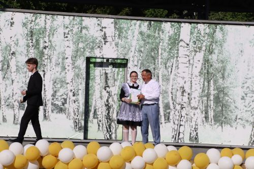 “Сабантуй” спорт-мәдәни комплексында Бөтенроссия конкурсларының муниципаль этабында җиңүче укытучы-тәрбиячеләр, район, республика фән олимпиадаларында катнашып күркәм уңышларга ирешкән укучылар һәм аларның әти-әниләре  хөрмәтләнде