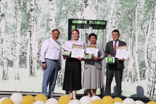 “Сабантуй” спорт-мәдәни комплексында Бөтенроссия конкурсларының муниципаль этабында җиңүче укытучы-тәрбиячеләр, район, республика фән олимпиадаларында катнашып күркәм уңышларга ирешкән укучылар һәм аларның әти-әниләре  хөрмәтләнде