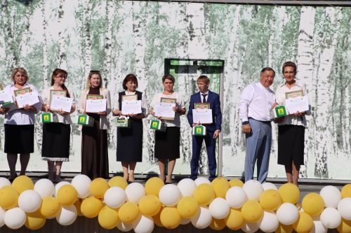 “Сабантуй” спорт-мәдәни комплексында Бөтенроссия конкурсларының муниципаль этабында җиңүче укытучы-тәрбиячеләр, район, республика фән олимпиадаларында катнашып күркәм уңышларга ирешкән укучылар һәм аларның әти-әниләре  хөрмәтләнде