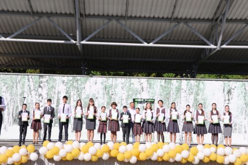 “Сабантуй” спорт-мәдәни комплексында Бөтенроссия конкурсларының муниципаль этабында җиңүче укытучы-тәрбиячеләр, район, республика фән олимпиадаларында катнашып күркәм уңышларга ирешкән укучылар һәм аларның әти-әниләре  хөрмәтләнде
