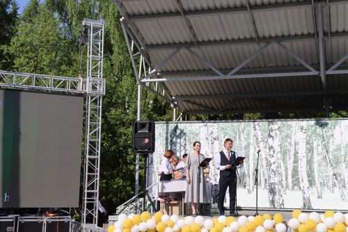“Сабантуй” спорт-мәдәни комплексында Бөтенроссия конкурсларының муниципаль этабында җиңүче укытучы-тәрбиячеләр, район, республика фән олимпиадаларында катнашып күркәм уңышларга ирешкән укучылар һәм аларның әти-әниләре  хөрмәтләнде