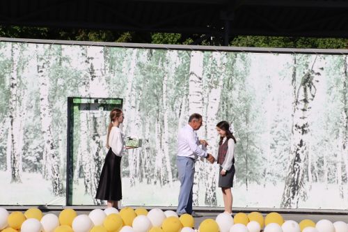 “Сабантуй” спорт-мәдәни комплексында Бөтенроссия конкурсларының муниципаль этабында җиңүче укытучы-тәрбиячеләр, район, республика фән олимпиадаларында катнашып күркәм уңышларга ирешкән укучылар һәм аларның әти-әниләре  хөрмәтләнде