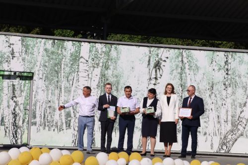 “Сабантуй” спорт-мәдәни комплексында Бөтенроссия конкурсларының муниципаль этабында җиңүче укытучы-тәрбиячеләр, район, республика фән олимпиадаларында катнашып күркәм уңышларга ирешкән укучылар һәм аларның әти-әниләре  хөрмәтләнде