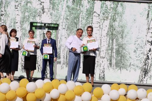 “Сабантуй” спорт-мәдәни комплексында Бөтенроссия конкурсларының муниципаль этабында җиңүче укытучы-тәрбиячеләр, район, республика фән олимпиадаларында катнашып күркәм уңышларга ирешкән укучылар һәм аларның әти-әниләре  хөрмәтләнде