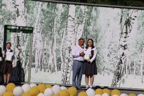 “Сабантуй” спорт-мәдәни комплексында Бөтенроссия конкурсларының муниципаль этабында җиңүче укытучы-тәрбиячеләр, район, республика фән олимпиадаларында катнашып күркәм уңышларга ирешкән укучылар һәм аларның әти-әниләре  хөрмәтләнде
