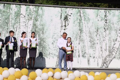 “Сабантуй” спорт-мәдәни комплексында Бөтенроссия конкурсларының муниципаль этабында җиңүче укытучы-тәрбиячеләр, район, республика фән олимпиадаларында катнашып күркәм уңышларга ирешкән укучылар һәм аларның әти-әниләре  хөрмәтләнде