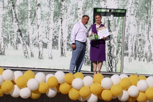 “Сабантуй” спорт-мәдәни комплексында Бөтенроссия конкурсларының муниципаль этабында җиңүче укытучы-тәрбиячеләр, район, республика фән олимпиадаларында катнашып күркәм уңышларга ирешкән укучылар һәм аларның әти-әниләре  хөрмәтләнде