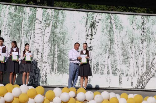 “Сабантуй” спорт-мәдәни комплексында Бөтенроссия конкурсларының муниципаль этабында җиңүче укытучы-тәрбиячеләр, район, республика фән олимпиадаларында катнашып күркәм уңышларга ирешкән укучылар һәм аларның әти-әниләре  хөрмәтләнде