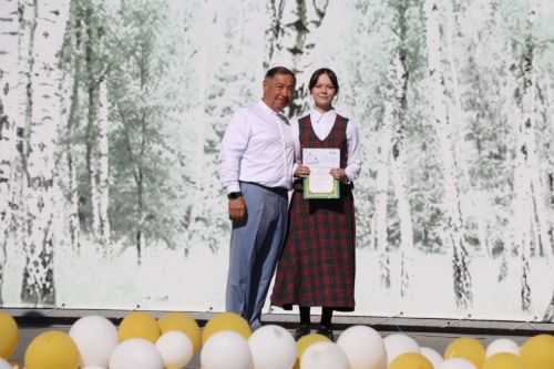 “Сабантуй” спорт-мәдәни комплексында Бөтенроссия конкурсларының муниципаль этабында җиңүче укытучы-тәрбиячеләр, район, республика фән олимпиадаларында катнашып күркәм уңышларга ирешкән укучылар һәм аларның әти-әниләре  хөрмәтләнде