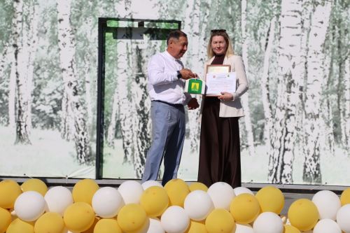 “Сабантуй” спорт-мәдәни комплексында Бөтенроссия конкурсларының муниципаль этабында җиңүче укытучы-тәрбиячеләр, район, республика фән олимпиадаларында катнашып күркәм уңышларга ирешкән укучылар һәм аларның әти-әниләре  хөрмәтләнде