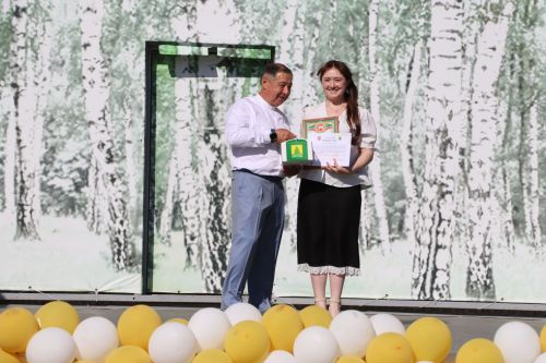 “Сабантуй” спорт-мәдәни комплексында Бөтенроссия конкурсларының муниципаль этабында җиңүче укытучы-тәрбиячеләр, район, республика фән олимпиадаларында катнашып күркәм уңышларга ирешкән укучылар һәм аларның әти-әниләре  хөрмәтләнде
