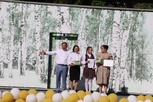 “Сабантуй” спорт-мәдәни комплексында Бөтенроссия конкурсларының муниципаль этабында җиңүче укытучы-тәрбиячеләр, район, республика фән олимпиадаларында катнашып күркәм уңышларга ирешкән укучылар һәм аларның әти-әниләре  хөрмәтләнде