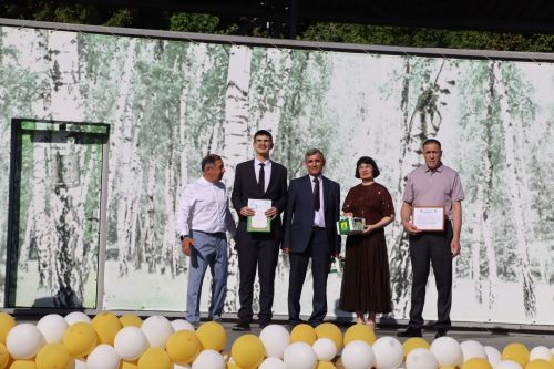 “Сабантуй” спорт-мәдәни комплексында Бөтенроссия конкурсларының муниципаль этабында җиңүче укытучы-тәрбиячеләр, район, республика фән олимпиадаларында катнашып күркәм уңышларга ирешкән укучылар һәм аларның әти-әниләре  хөрмәтләнде