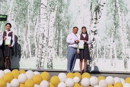 “Сабантуй” спорт-мәдәни комплексында Бөтенроссия конкурсларының муниципаль этабында җиңүче укытучы-тәрбиячеләр, район, республика фән олимпиадаларында катнашып күркәм уңышларга ирешкән укучылар һәм аларның әти-әниләре  хөрмәтләнде