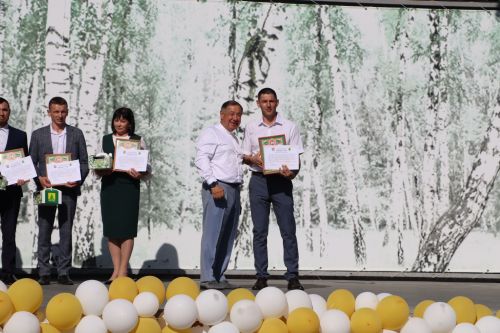 “Сабантуй” спорт-мәдәни комплексында Бөтенроссия конкурсларының муниципаль этабында җиңүче укытучы-тәрбиячеләр, район, республика фән олимпиадаларында катнашып күркәм уңышларга ирешкән укучылар һәм аларның әти-әниләре  хөрмәтләнде