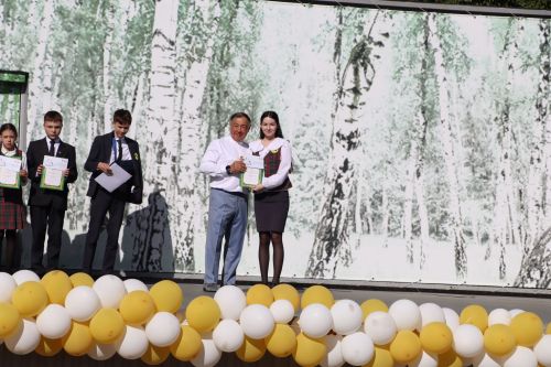“Сабантуй” спорт-мәдәни комплексында Бөтенроссия конкурсларының муниципаль этабында җиңүче укытучы-тәрбиячеләр, район, республика фән олимпиадаларында катнашып күркәм уңышларга ирешкән укучылар һәм аларның әти-әниләре  хөрмәтләнде