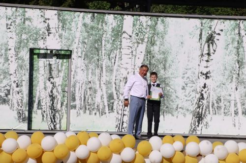 “Сабантуй” спорт-мәдәни комплексында Бөтенроссия конкурсларының муниципаль этабында җиңүче укытучы-тәрбиячеләр, район, республика фән олимпиадаларында катнашып күркәм уңышларга ирешкән укучылар һәм аларның әти-әниләре  хөрмәтләнде