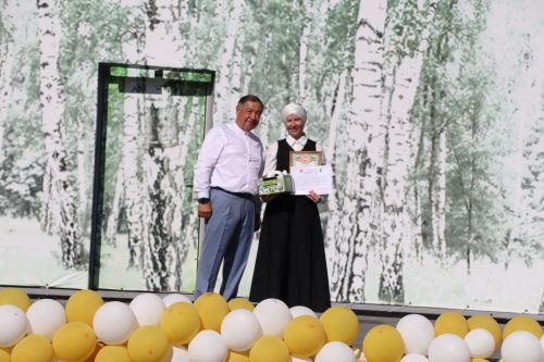 “Сабантуй” спорт-мәдәни комплексында Бөтенроссия конкурсларының муниципаль этабында җиңүче укытучы-тәрбиячеләр, район, республика фән олимпиадаларында катнашып күркәм уңышларга ирешкән укучылар һәм аларның әти-әниләре  хөрмәтләнде