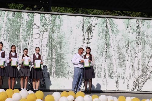 “Сабантуй” спорт-мәдәни комплексында Бөтенроссия конкурсларының муниципаль этабында җиңүче укытучы-тәрбиячеләр, район, республика фән олимпиадаларында катнашып күркәм уңышларга ирешкән укучылар һәм аларның әти-әниләре  хөрмәтләнде