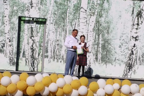 “Сабантуй” спорт-мәдәни комплексында Бөтенроссия конкурсларының муниципаль этабында җиңүче укытучы-тәрбиячеләр, район, республика фән олимпиадаларында катнашып күркәм уңышларга ирешкән укучылар һәм аларның әти-әниләре  хөрмәтләнде