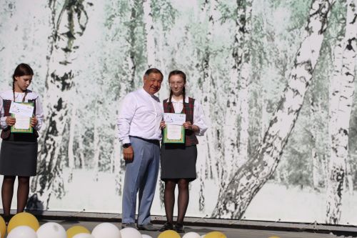 “Сабантуй” спорт-мәдәни комплексында Бөтенроссия конкурсларының муниципаль этабында җиңүче укытучы-тәрбиячеләр, район, республика фән олимпиадаларында катнашып күркәм уңышларга ирешкән укучылар һәм аларның әти-әниләре  хөрмәтләнде