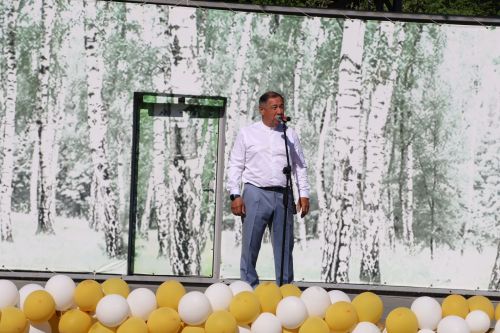 “Сабантуй” спорт-мәдәни комплексында Бөтенроссия конкурсларының муниципаль этабында җиңүче укытучы-тәрбиячеләр, район, республика фән олимпиадаларында катнашып күркәм уңышларга ирешкән укучылар һәм аларның әти-әниләре  хөрмәтләнде