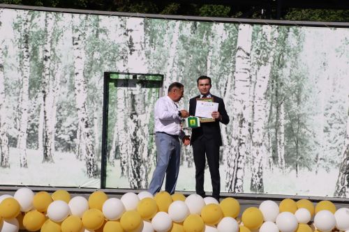 “Сабантуй” спорт-мәдәни комплексында Бөтенроссия конкурсларының муниципаль этабында җиңүче укытучы-тәрбиячеләр, район, республика фән олимпиадаларында катнашып күркәм уңышларга ирешкән укучылар һәм аларның әти-әниләре  хөрмәтләнде