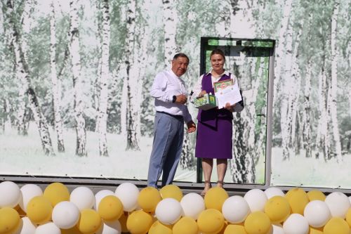 “Сабантуй” спорт-мәдәни комплексында Бөтенроссия конкурсларының муниципаль этабында җиңүче укытучы-тәрбиячеләр, район, республика фән олимпиадаларында катнашып күркәм уңышларга ирешкән укучылар һәм аларның әти-әниләре  хөрмәтләнде