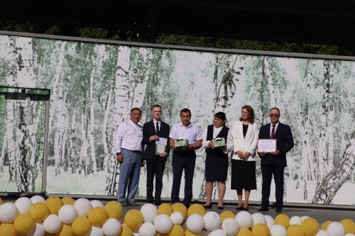 “Сабантуй” спорт-мәдәни комплексында Бөтенроссия конкурсларының муниципаль этабында җиңүче укытучы-тәрбиячеләр, район, республика фән олимпиадаларында катнашып күркәм уңышларга ирешкән укучылар һәм аларның әти-әниләре  хөрмәтләнде