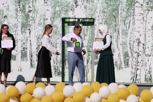 “Сабантуй” спорт-мәдәни комплексында Бөтенроссия конкурсларының муниципаль этабында җиңүче укытучы-тәрбиячеләр, район, республика фән олимпиадаларында катнашып күркәм уңышларга ирешкән укучылар һәм аларның әти-әниләре  хөрмәтләнде