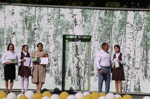 “Сабантуй” спорт-мәдәни комплексында Бөтенроссия конкурсларының муниципаль этабында җиңүче укытучы-тәрбиячеләр, район, республика фән олимпиадаларында катнашып күркәм уңышларга ирешкән укучылар һәм аларның әти-әниләре  хөрмәтләнде