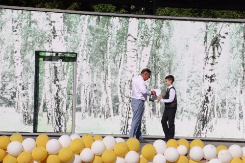 “Сабантуй” спорт-мәдәни комплексында Бөтенроссия конкурсларының муниципаль этабында җиңүче укытучы-тәрбиячеләр, район, республика фән олимпиадаларында катнашып күркәм уңышларга ирешкән укучылар һәм аларның әти-әниләре  хөрмәтләнде