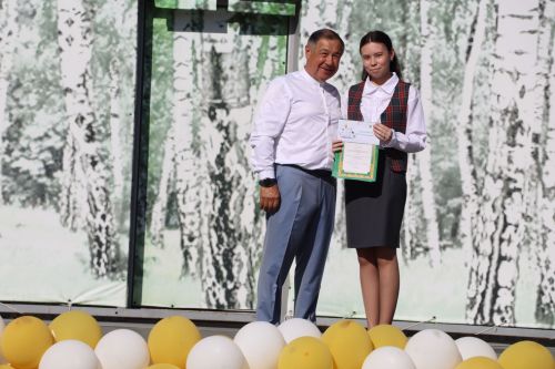 “Сабантуй” спорт-мәдәни комплексында Бөтенроссия конкурсларының муниципаль этабында җиңүче укытучы-тәрбиячеләр, район, республика фән олимпиадаларында катнашып күркәм уңышларга ирешкән укучылар һәм аларның әти-әниләре  хөрмәтләнде