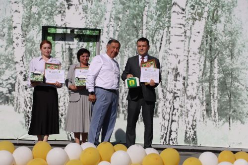 “Сабантуй” спорт-мәдәни комплексында Бөтенроссия конкурсларының муниципаль этабында җиңүче укытучы-тәрбиячеләр, район, республика фән олимпиадаларында катнашып күркәм уңышларга ирешкән укучылар һәм аларның әти-әниләре  хөрмәтләнде
