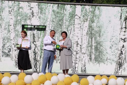 “Сабантуй” спорт-мәдәни комплексында Бөтенроссия конкурсларының муниципаль этабында җиңүче укытучы-тәрбиячеләр, район, республика фән олимпиадаларында катнашып күркәм уңышларга ирешкән укучылар һәм аларның әти-әниләре  хөрмәтләнде