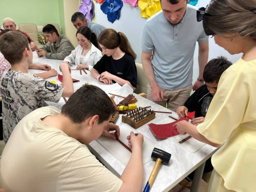 «Тургай» балалар приюты тәрбияләнүчеләренә «Киләчәккә ышаныч белән» хәйрия фонды вәкилләре бәйрәм бүләк итте (фоторепортаж)