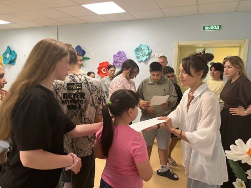«Тургай» балалар приюты тәрбияләнүчеләренә «Киләчәккә ышаныч белән» хәйрия фонды вәкилләре бәйрәм бүләк итте