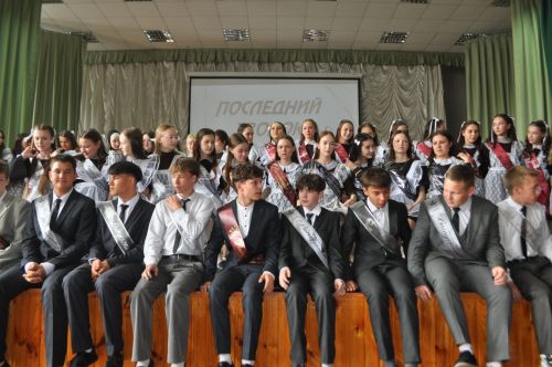 Лицейда соңгы кыңгырау чыңлады: яшьлеккә, өметләргә юл ачык
