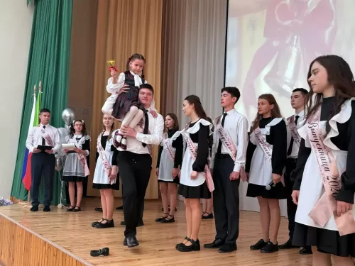 Бүген Саба гимназиясенең  XI сыйныфын тәмамлаучы 19 укучы өчен  соңгы кыңгырау чыңлады.