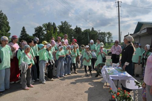 «Ура, авылга!» проектында катнашучылар  Эзмәнең Тукай урамына сәяхәткә  чыкты