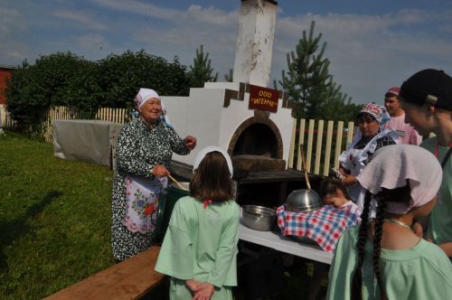 «Ура, авылга!» проектында катнашучылар  Эзмәнең Тукай урамына сәяхәткә  чыкты