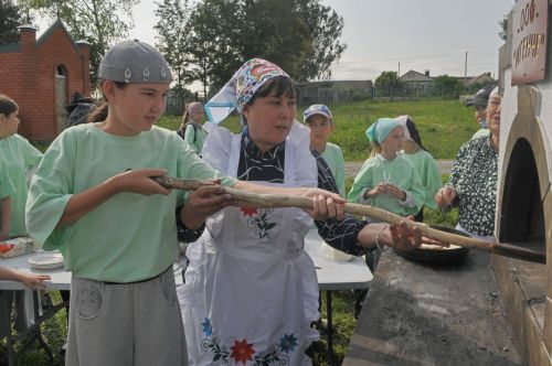 «Ура, авылга!» проектында катнашучылар  Эзмәнең Тукай урамына сәяхәткә  чыкты